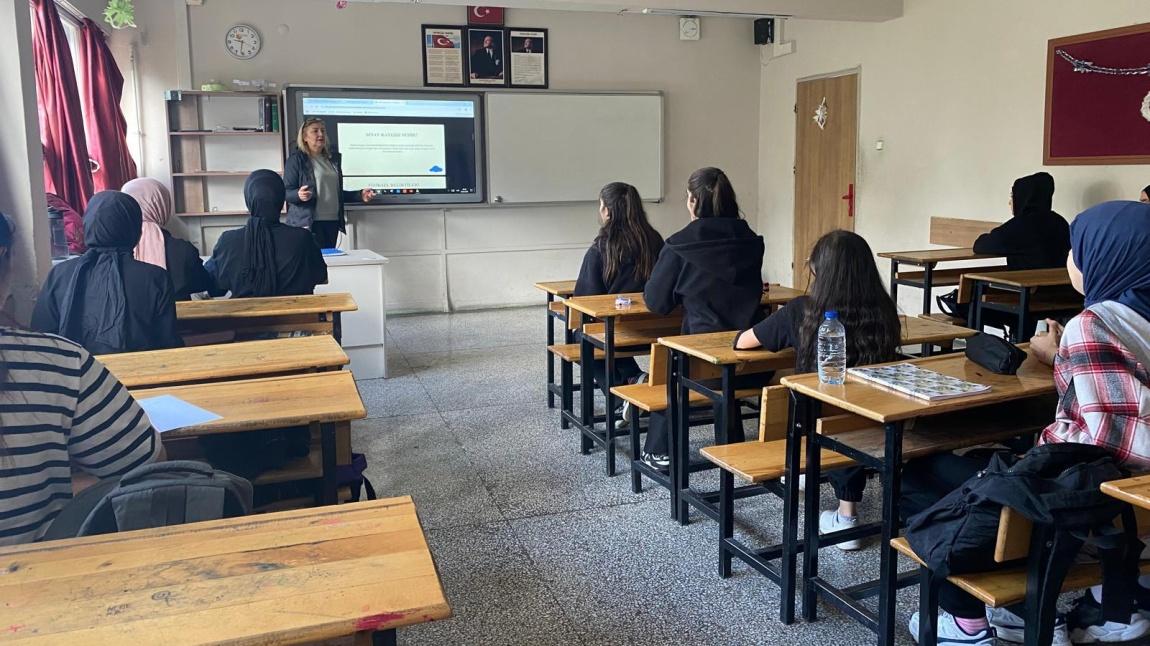 Sınav Kaygısı ve baş etme yolları ile ilgili rehberlik servisimiz seminer düzenledi.